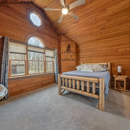 Cozy lakehouse retreat w/kayaks, high speed Wi-Fi, and pet friendly!