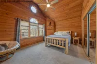 Cozy lakehouse retreat w/kayaks, high speed Wi-Fi, and pet friendly!