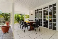 2BR Moorea Retreat With Private Canal BBQ - Wi-Fi