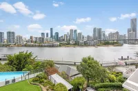 Wow! ~ Skyline City, Water + Story Bridge Views - 3-Star