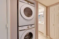 Resort Retreat w/ Pools! 6 Mi to Bradenton Beach - Kitchen