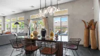 Designer Desert Oasis w/ Pool, Hot Tub, Outdoor Lounge the Riley by Avantstay - جاكوزي