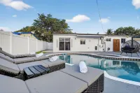 Hollywood Private Pool | Giant Chess | Golf Games - مسبح خاص