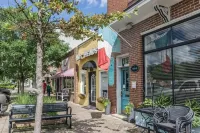 The Trendy in Park Circle Mins to DT Chs & Beach - Homestays