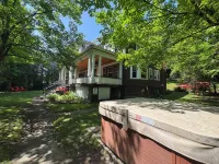 "Olympic House" on Main Street Lake Placid! Hot Tub, Big Front Porch, Pingpong - 4-Star