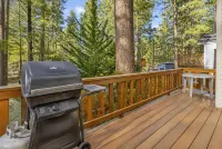 Cozy 2Br/2BA Log Home: Fenced Yard, Gas Fireplace & Walk to Lake - Vuoristonäköala