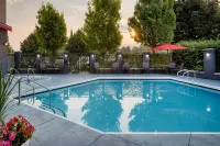 Fairfield Inn & Suites Kelowna - Pools