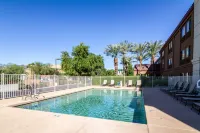 Red Roof Plus+ Tempe - Phoenix Airport - مسبح