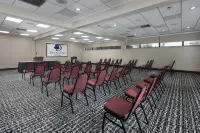 DoubleTree by Hilton Manhattan, KS - Kolam Renang