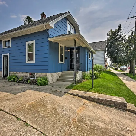 'aj's Retreat' w/ Deck: Walk to Lake Michigan!