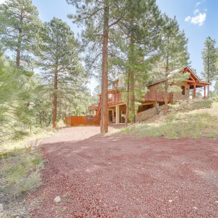 Near Trails, Skiing & Nau! Family-ready Home