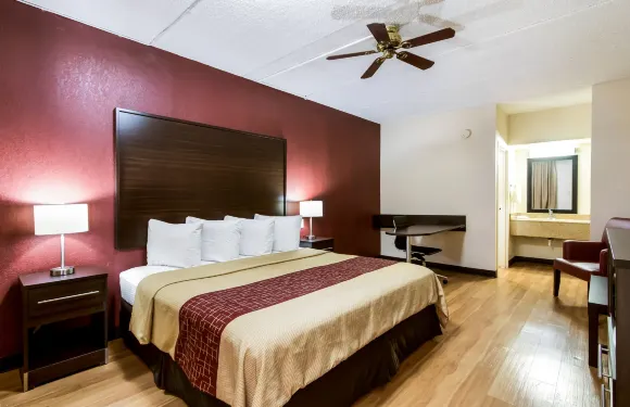 斯泰茨伯勒-大學紅頂套房酒店