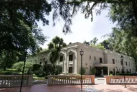 Howard Johnson by Wyndham Escobar Hotel Các khách sạn ở La Lonja