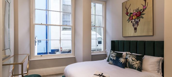 Pieces of Eight - 2 Bedroom Apartment - Tenby Hotels in Tenby