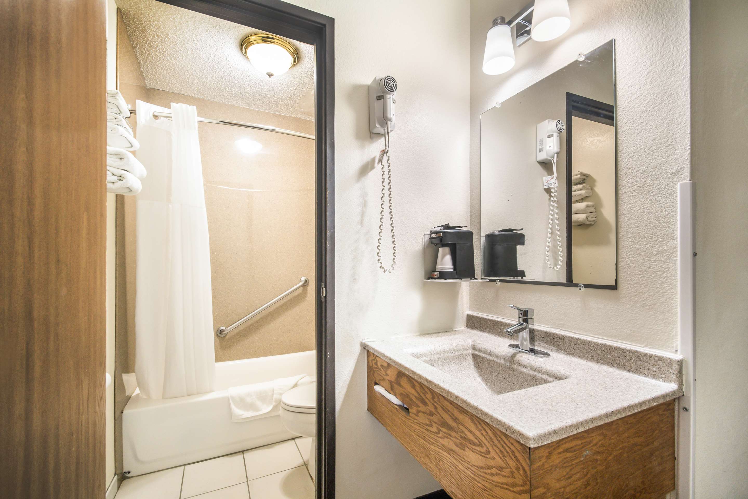 Americas Best Value Inn & Suites Harrisonville