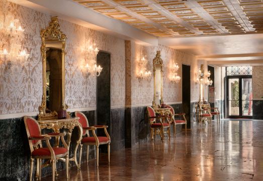 운하가 보이는 테라스 풍경