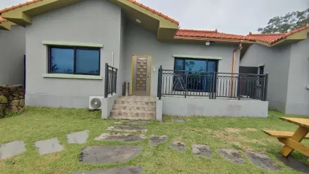 Jeju Sandeul Pension Отели рядом с достопримечательностью «Dolgeobugi Suseok Bakmulkwan»