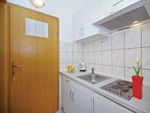 Cozy 1 Bedroom Apartment in Makarska