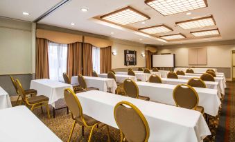 La Quinta Inn & Suites by Wyndham Islip - MacArthur Airport