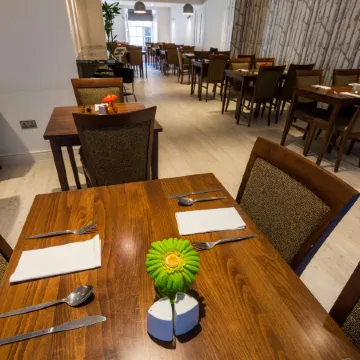 Cairn Hotel & Apartments