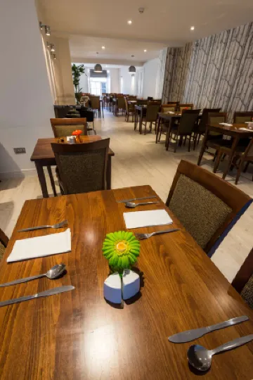 Cairn Hotel & Apartments