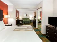 La Quinta Inn & Suites by Wyndham Milwaukee Bayshore Area Hotels in Glendale