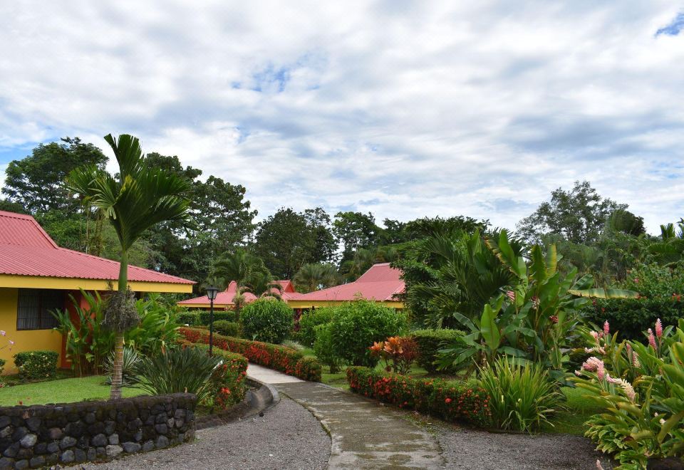 Hotel Arenal Country Inn, Exterior, Garden