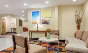 Days Inn & Suites by Wyndham Bloomington/Normal IL