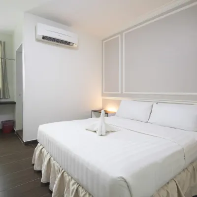 Luscious Hotel Hotels near Taman Juru