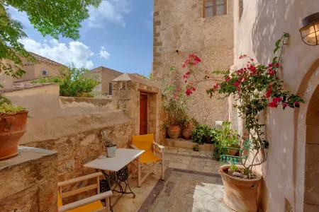 Dorovinis Monemvasia Castlehouses Отели в г. Monemvasia