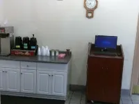 E-Z 8 Motel Newark Hotels in Newark