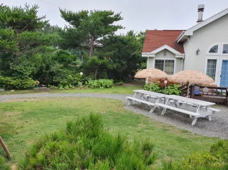 Yangyang Happyville Pension Отели рядом с достопримечательностью «Наксан- Бич»