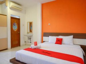 RedDoorz Plus near Ciputra Mall Simpang Lima 2