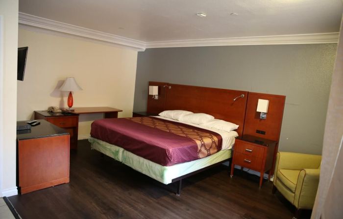 Chateau Inn & Suites