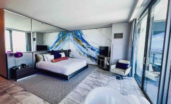 Panoramic Strip Views Open Balcony Free Parking High Floor Sleeps 4