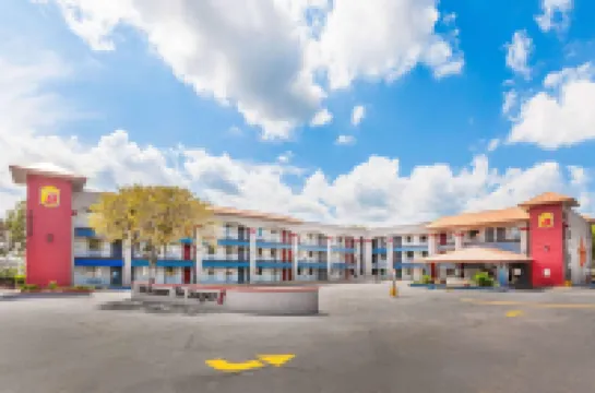 Super 8 by Wyndham Austin University/Downtown Area Hotels near Elisabet Ney Museum