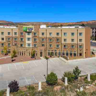 Holiday Inn Express & Suites Gallup East Hotel Exterior