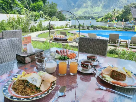 Zoé’s Paradise Waterfront Hotel Отели в г. Samosir Regency