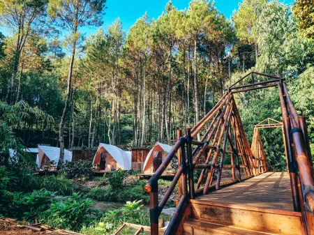 LuxCamp Pangalengan by Horison Отели рядом с достопримечательностью «Kebun Kopi Gaia»