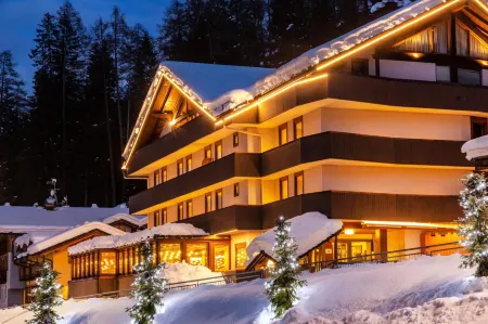 Luna Wellness Hotel Отели в г. Palu