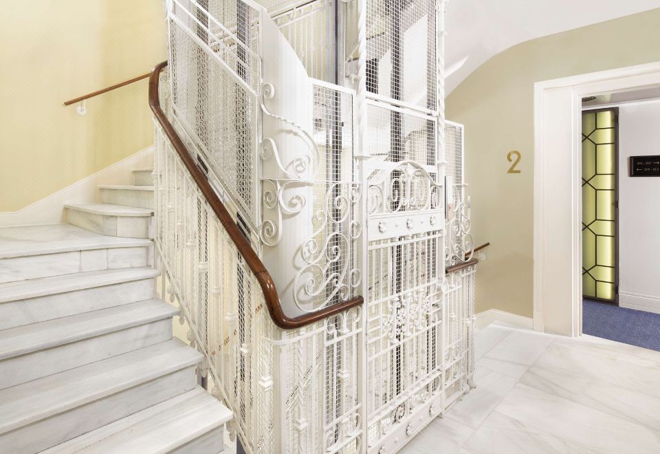 3. 더블트리 바이 ..