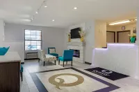 李 - 伯克夏 - 折扣店區温德姆速 8 酒店 - 2星級