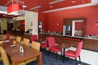 勞倫斯市中心TownePlace Suites飯店 - 早餐