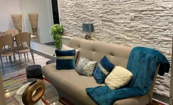 Airport16 B&B - Housity