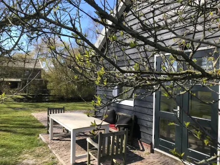 Unique cottage at the lake IJSSELMEER Отели в г. Андейк