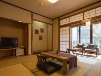Ryokan Niemonya Hotel a Uozu
