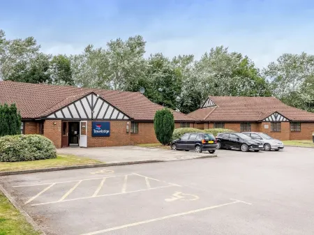 Travelodge Crewe Barthomley Отели в г. Алсагер