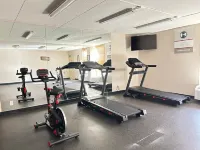 Clarion Inn and Suites Airport - gimnasio