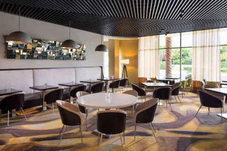 SpringHill Suites Los Angeles Burbank/Downtown Отели рядом с достопримечательностью «Zombie Joe's Underground Theatre Group at ZJU»