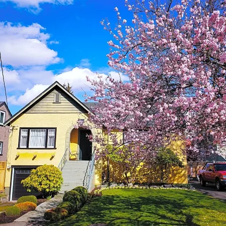 James Bay Inn Hotel, Suites & Cottage